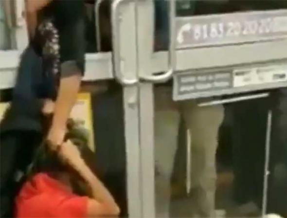 VIDEO Ebrios agreden a empleada de Oxxo y causan destrozos en Puebla capital