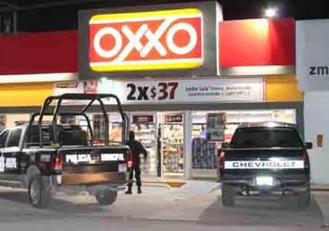 Acribillan a joven y dejan heridos a dos frente a Oxxo en Tochtepec