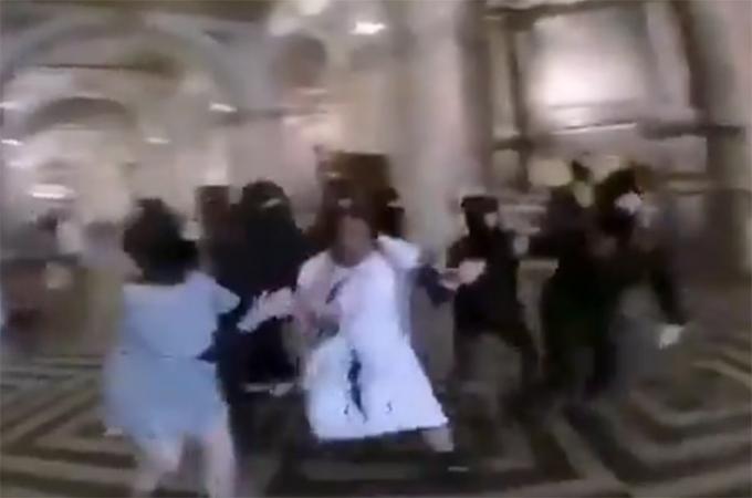 VIDEO Encapuchados sacan arrastrando y a golpes a padre de su iglesia