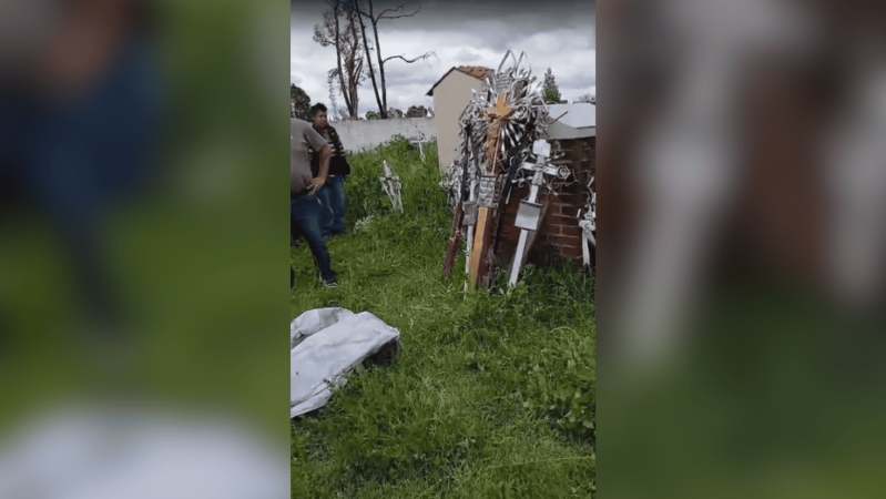 Sujetos intoxicados intentan robar cruces en panteón de Texmelucan