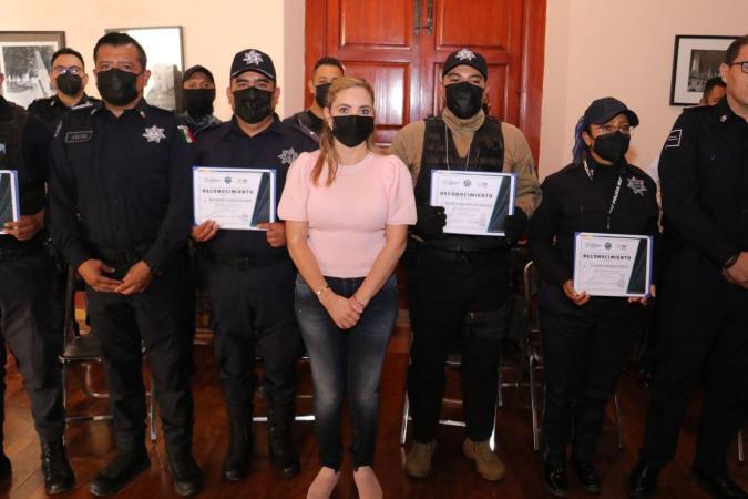 Angón encabeza entrega de estímulos económicos a policías
