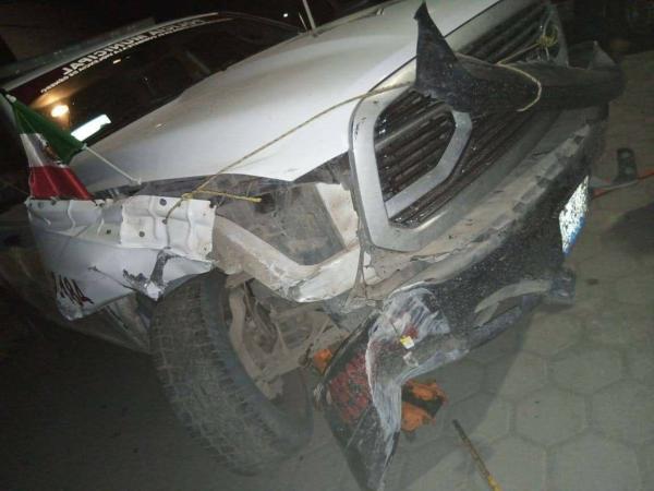 Policías chocan patrulla contra poste en Tlacotepec