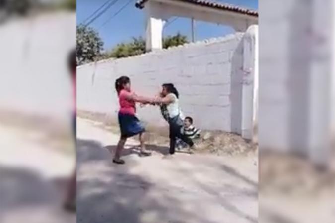 VIDEO En pelea de señoras, patean a bebé