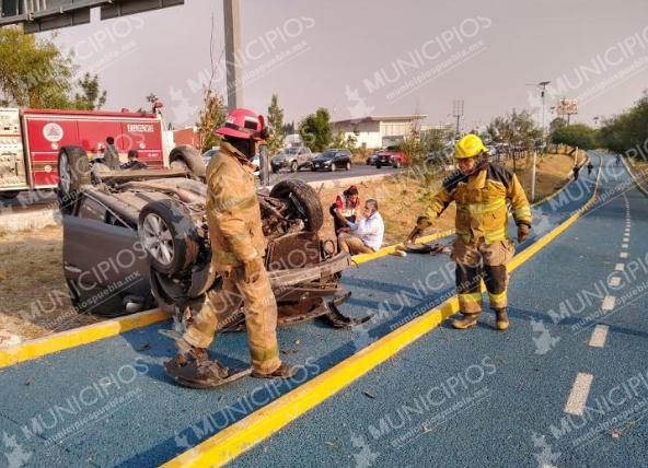 Se vuelca en el periférico y termina sobre la ciclovía en Puebla
