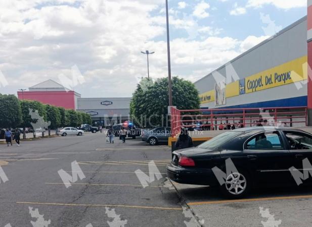 Pareja de hampones asaltan Coppel Del Parque en Puebla capital