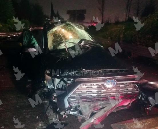 Abandonan autos tras volcaduras en el Periférico