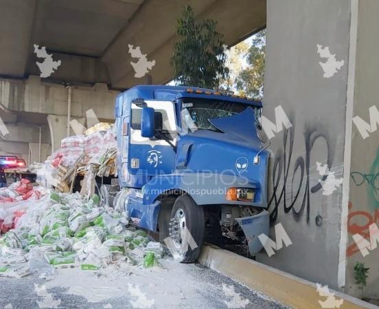 Tractocamión choca contra pilar del segundo piso de la México-Puebla