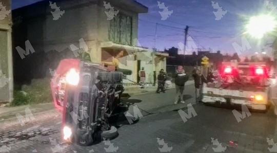 Camioneta choca con patrulla y se voltea en San Pedro Cholula