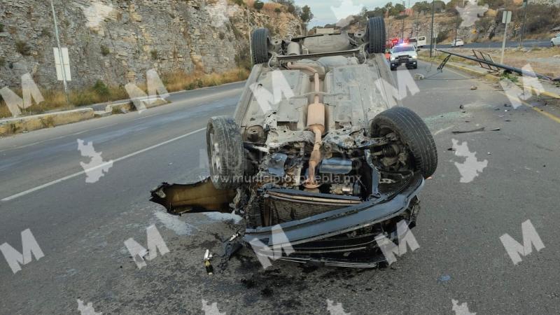 Mujer vuelca su auto y derriba luminaria en el Periférico