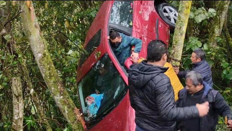 Pareja se salva al atorarse entre árboles tras volcar en Huauchinango