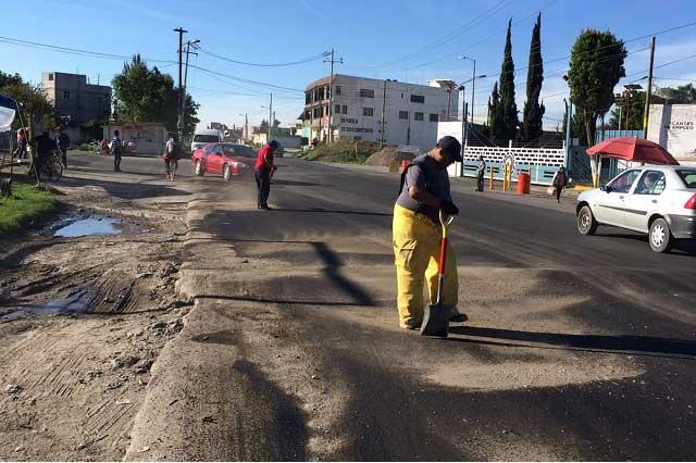 Derrame de combustible en carretera alerta a vecinos en Texmelucan image 1