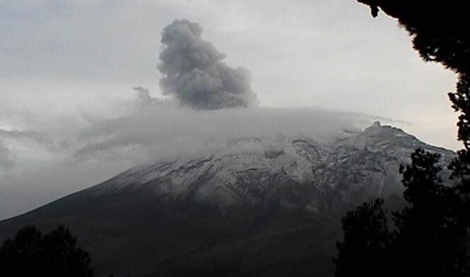 VIDEO Registran gran explosión de madrugada en el Popocatépetl