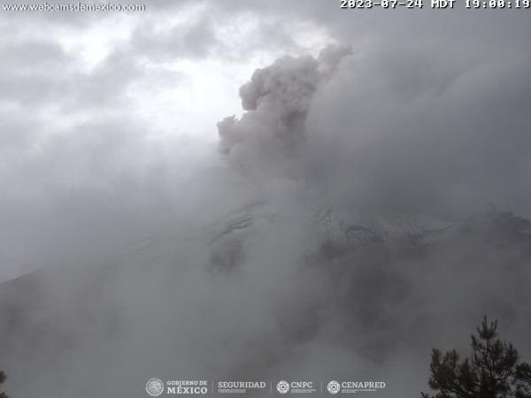 Popocatépetl registra 82 exhalaciones y caída de ceniza en el Edomex