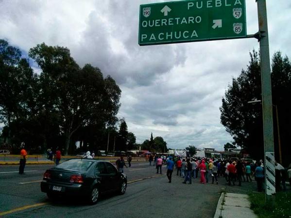Protestan tianguistas de Texmelucan sobre la México-Puebla image 4