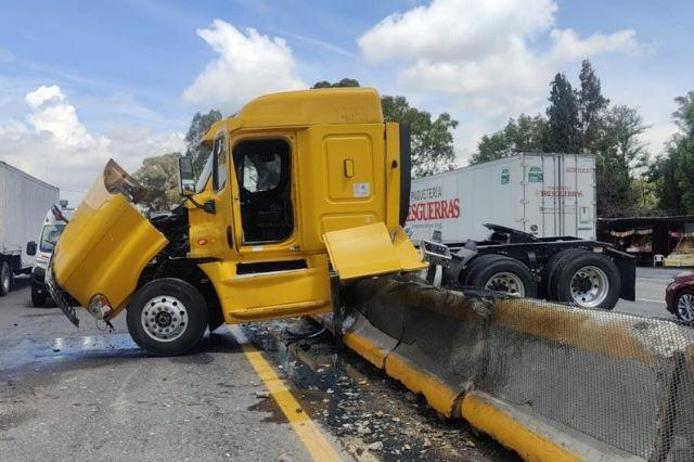 Por choque de tractocamión cierran autopista México-Puebla a la altura de Texmelucan