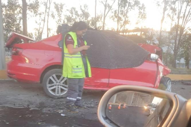 Mueren dos hombres tras chocar contra pilar de la México-Puebla