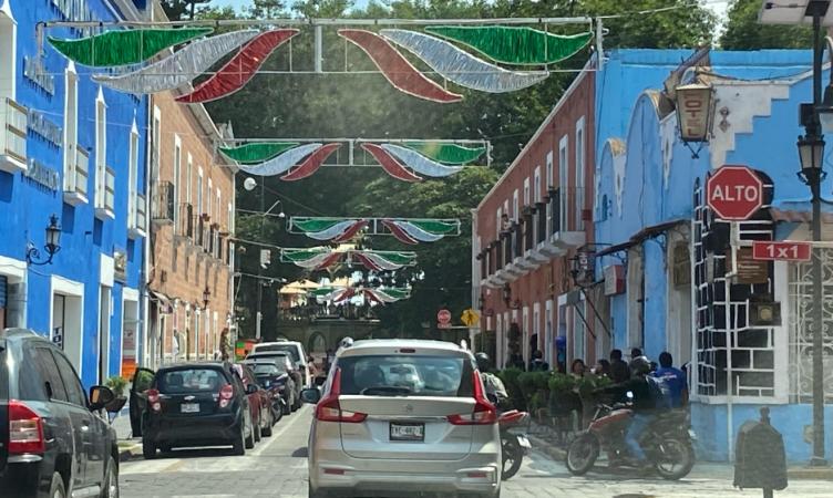 Cae trabajador del Ayuntamiento de Atlixco al colocar adornos septembrinos