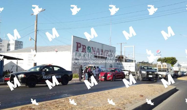 Cuerpos de emergencia atienden a embarazada involucrada en choque en Tecamachalco