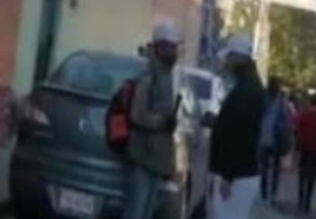 Padres de familia encaran a hombre que vigilaba a estudiantes frente a escuela en Atlixco