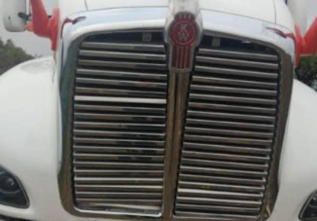 Desvalijado, abandonan tractocamión que transportaba carne en Tecamachalco