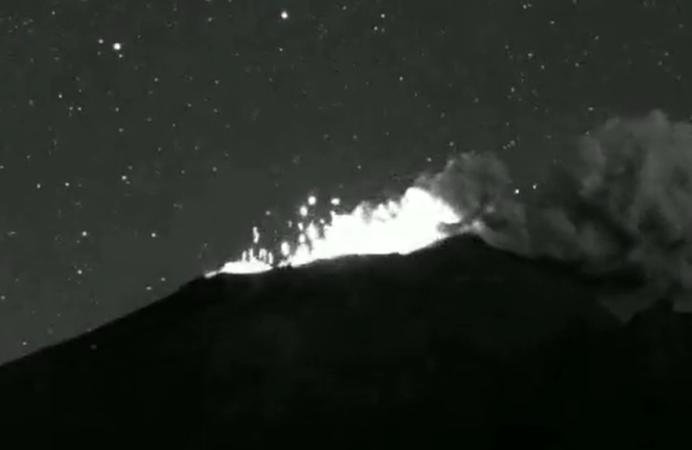 VIDEO Registra Popocatépetl expulsión de material incandescente de madrugada