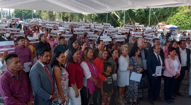 Autoridades de Huejotzingo entregan becas para combatir la deserción escolar