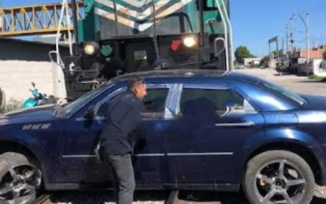 Arrastra tren a automóvil por querer ganarle el paso en Acajete