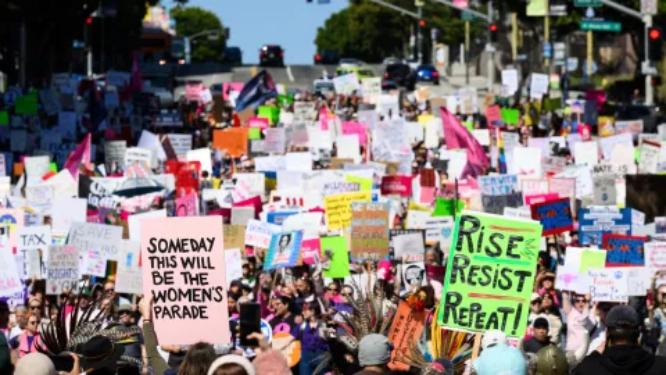Consignas contra Trump protagonizan las marchas del 8M en Estados Unidos