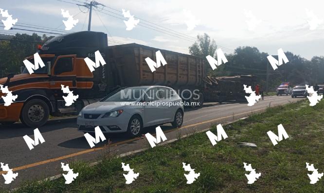 Vuelca tolva de tráiler sobre la autopista Tlaxcala-Texmelucan