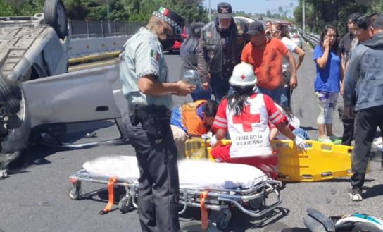Auto compacto choca con moto y vuelca en el Periférico de Tlaxcala