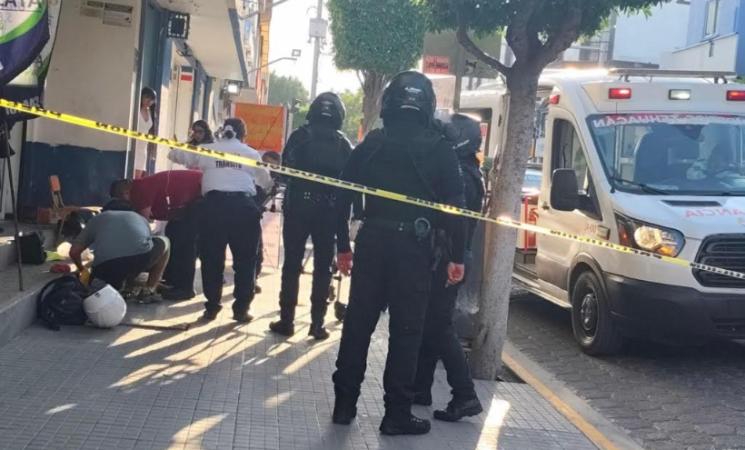 Paramédicos salvan a abuelitos tras sufrir infarto en calles de Tehuacán