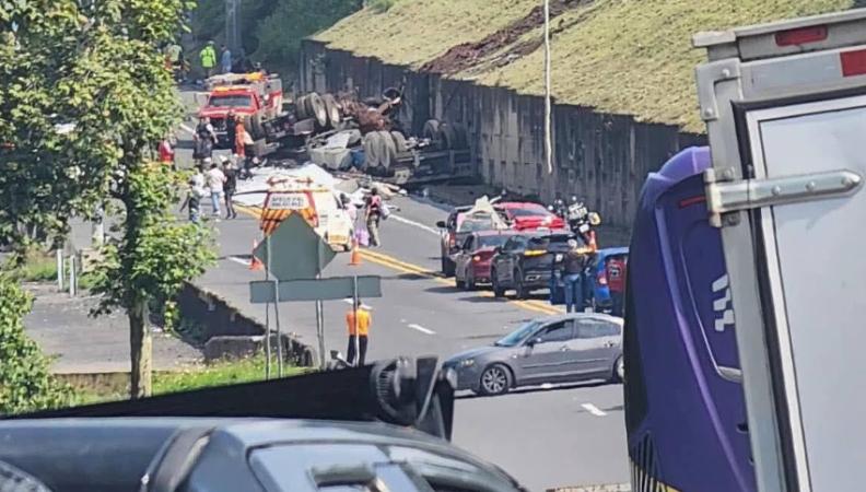 Volcadura de tráiler en la México-Tuxpan provoca cierre en la vialidad