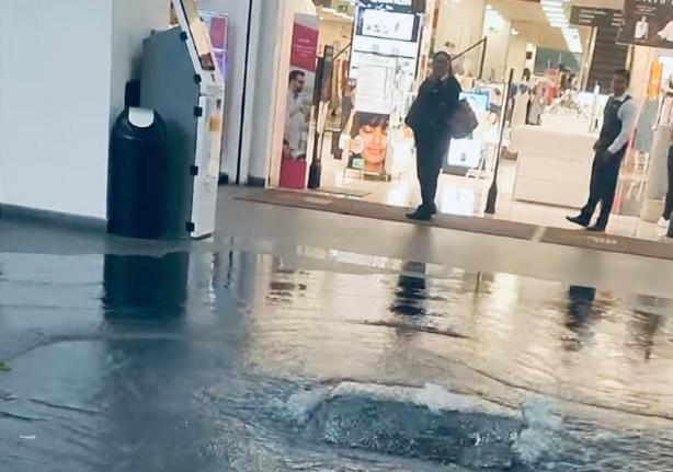 Lluvia de ayer en Atlixco colapsó drenajes en plazas comerciales