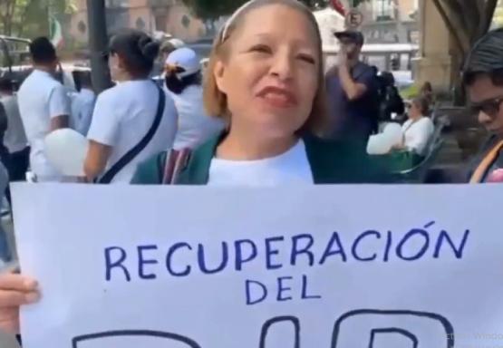 Trabajadores del IMSS marchan en Puebla exigiendo pensiones dignas