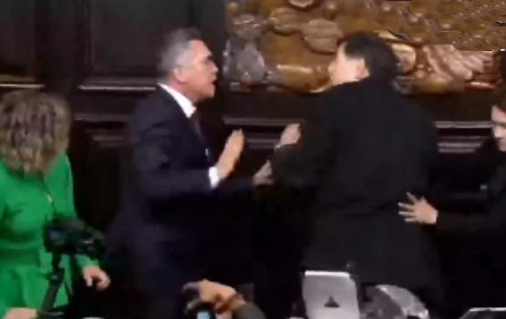 VIDEO Riña en el Senado entre Alejandro Moreno y Fernández Noroña tras cierre de sesión
