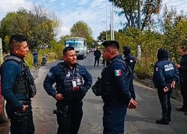 Vecinos de Tianguismanalco cierran carretera a su cabecera municipal