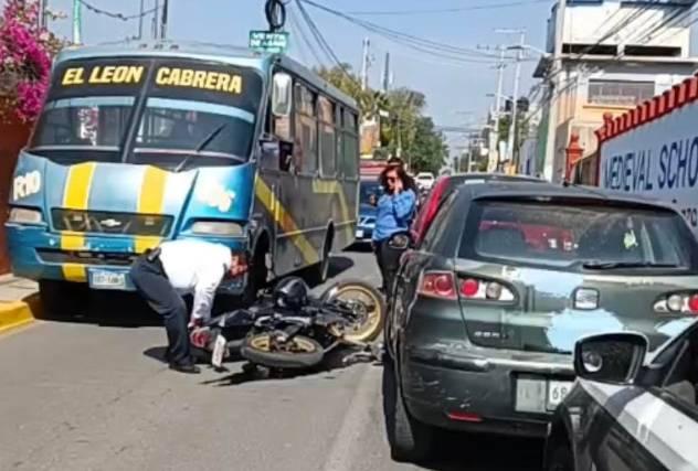Dos autos aplastan a motociclista en Atlixco