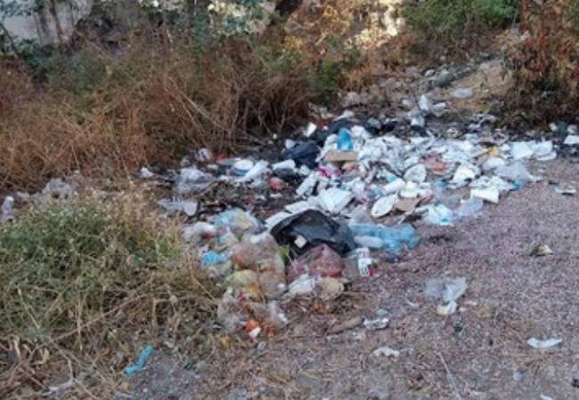 Terreno baldío en el centro de Izúcar es empleado como basurero clandestino