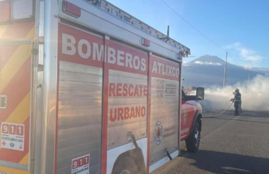 Fuego consume auto en Atlixco
