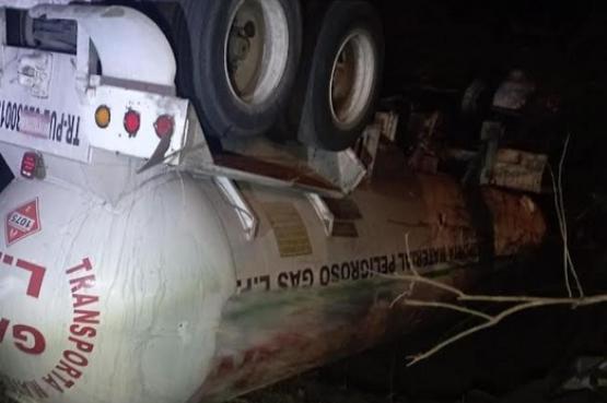 Volcadura de pipa de gas cerró por varias horas la carretera Acatlán-Izúcar