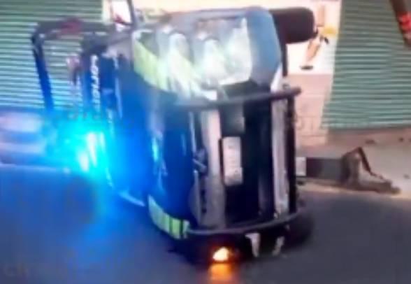 VIDEO Patrulla choca y se voltea en Puebla capital