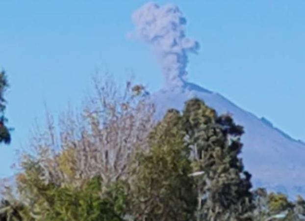 Popocatépetl despierta a poblanos con fumarola