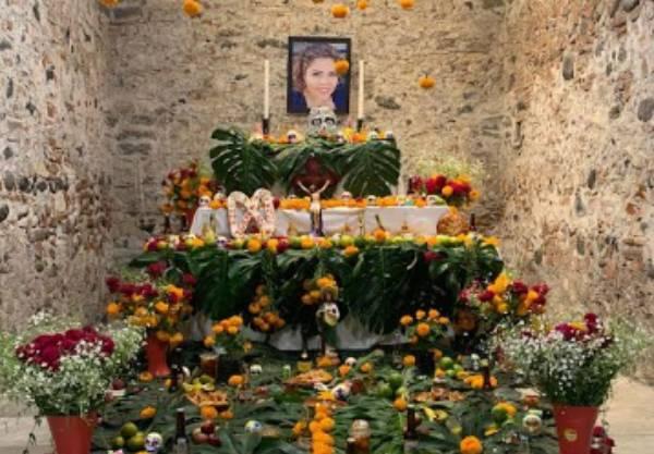Ayuntamiento izucarense coloca ofrenda a regidora