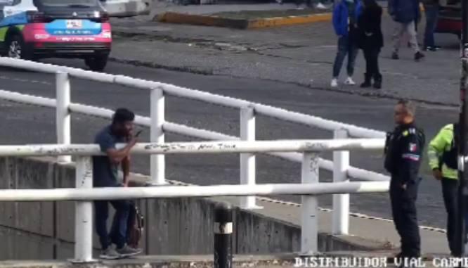 Jarocho intenta lanzarse de puente de la CAPU