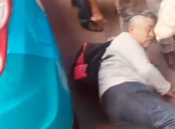 Atropella taxi a abuelito en calles en Atlixco