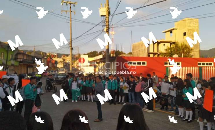 En el Colegio de Bachilleres Huauchinango denuncian venta obligatoria de libros