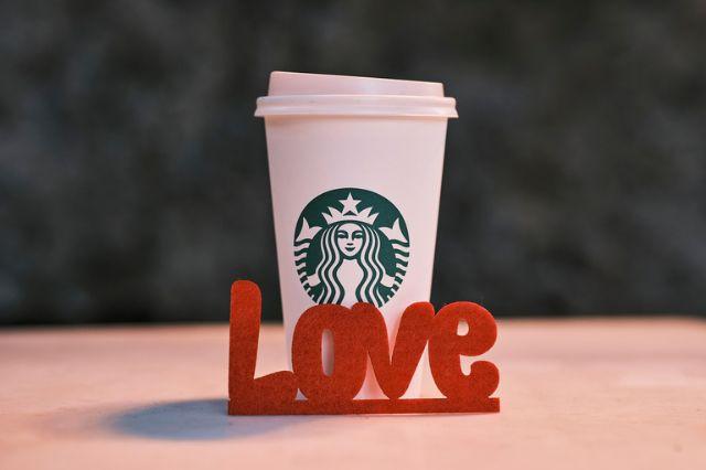 Starbucks celebra el Día del Amor y la Amistad con una bebida "rocanrolera"