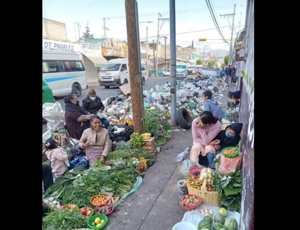 En medio de la basura venden los comerciantes de La Purísima en Tehuacán