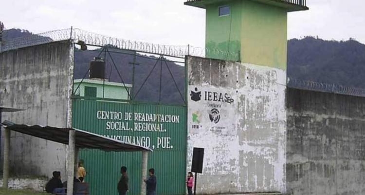 Casi degüellan a interno durante riña en penal de Huauchinango