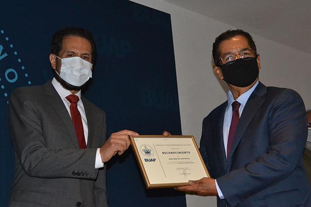 BUAP reconoce a 498 universitarios por antigüedades de 20 a 50 años